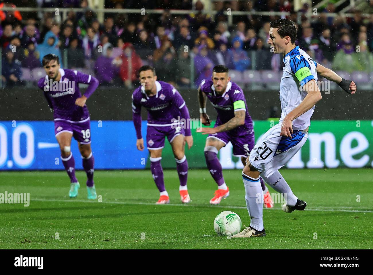 Firenze, Italie. 02 mai 2024. Hans Vanaken du Club Brugge marque le but de 1-1 lors de la demi-finale de la première manche de l'UEFA Conference League entre l'ACF Fiorentina et le Club Brugge au stade Artemio franchi de Firenze (Italie), le 2 mai 2024. Crédit : Insidefoto di andrea staccioli/Alamy Live News Banque D'Images