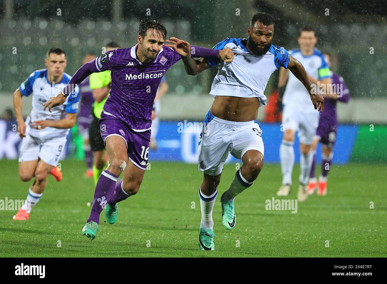 Firenze, Italie. 02 mai 2024. Luca Ranieri de l'ACF Fiorentina et Thiago du Club Brugge s'affrontent pour le ballon lors du match de première manche en demi-finale de l'UEFA Conference League entre l'ACF Fiorentina et le Club Brugge au stade Artemio franchi de Firenze (Italie), le 2 mai 2024. Crédit : Insidefoto di andrea staccioli/Alamy Live News Banque D'Images