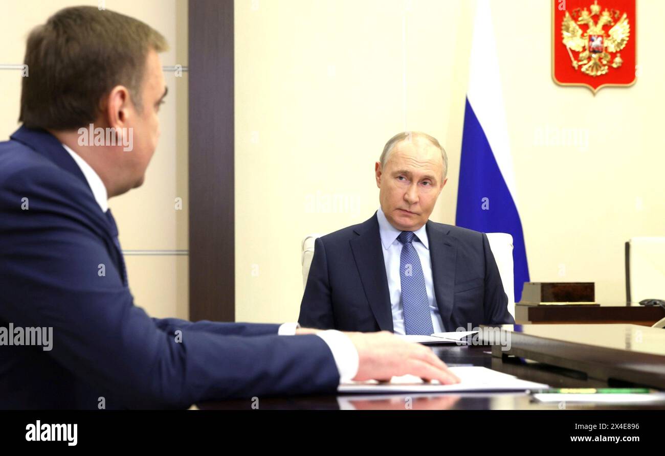 Novo-Ogaryovo, Russie. 02 mai 2024. Le président russe Vladimir Poutine, à droite, écoute le gouverneur de la région de Toula Alexei Dyumin, à gauche, lors d’une rencontre en face à face à la résidence d’État de Novo-Ogaryovo, le 2 mai 2024 dans l’oblast de Moscou, en Russie. Crédit : Gavriil Grigorov/Kremlin Pool/Alamy Live News Banque D'Images