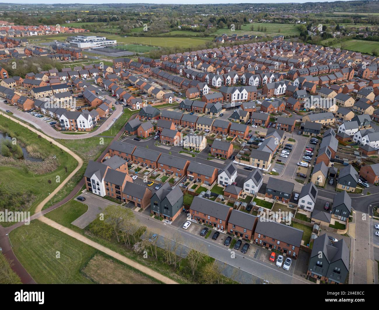 Vue aérienne de nouvelles propriétés à Glebe Farm, Milton Keynes, Buckinghamshire, Royaume-Uni. Banque D'Images