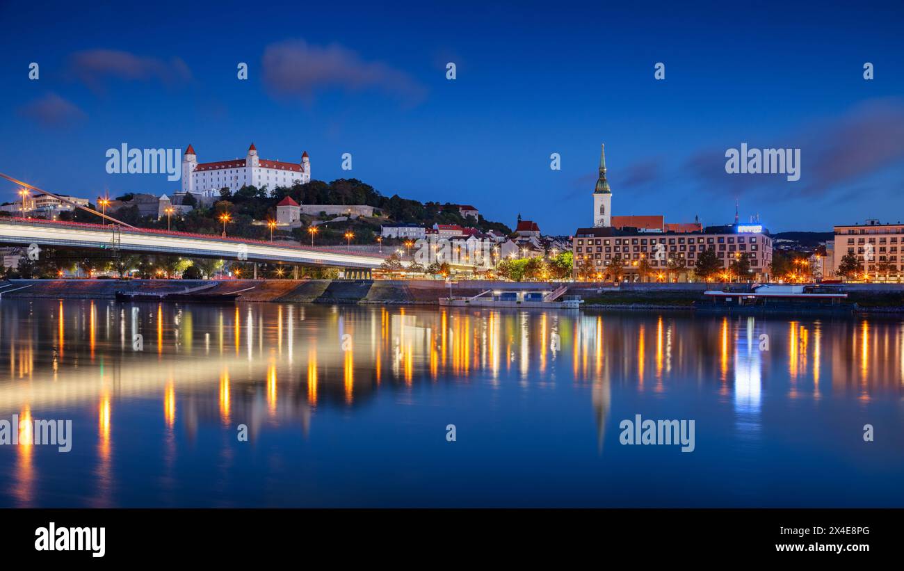 Bratislava, Slovaquie. Image du paysage urbain de Bratislava, capitale de la Slovaquie au crépuscule heure bleue. Banque D'Images