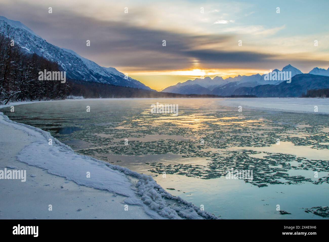 États-Unis, Alaska, vallée de la rivière Chilkat. Paysage de montagne et de lac en hiver. Banque D'Images