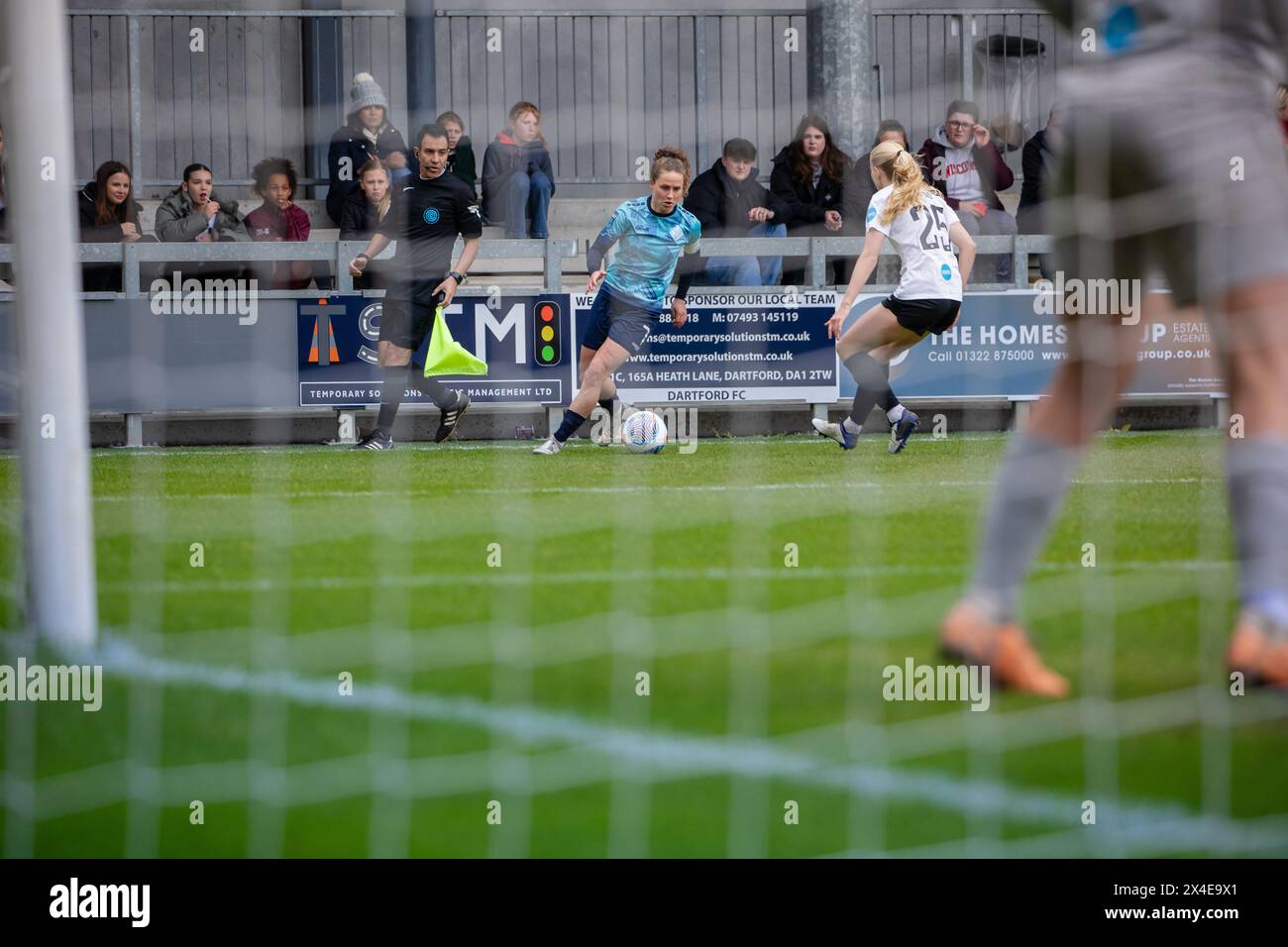 Lois Joel mène un match d'attaque en tant que capitaine des lionnes de Londres lors d'un match de football féminin en Angleterre Banque D'Images