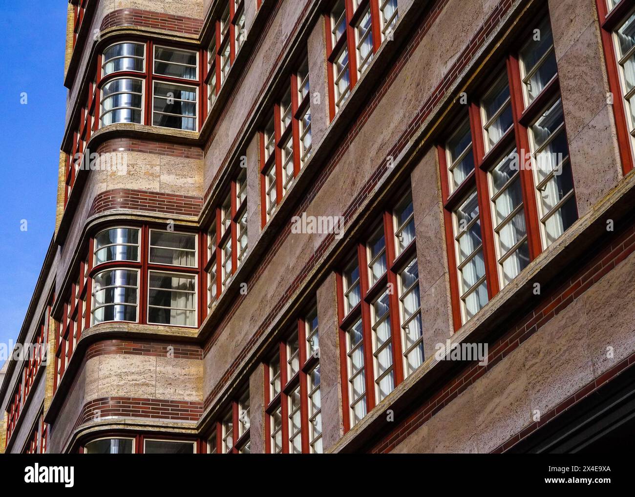 Bâtiment de Erich Mendelsohn dans le style de Neue Sachlichkeit à Berlin, Allemagne (anciennement Tauentzienpalast, Ellington Hotel) Banque D'Images