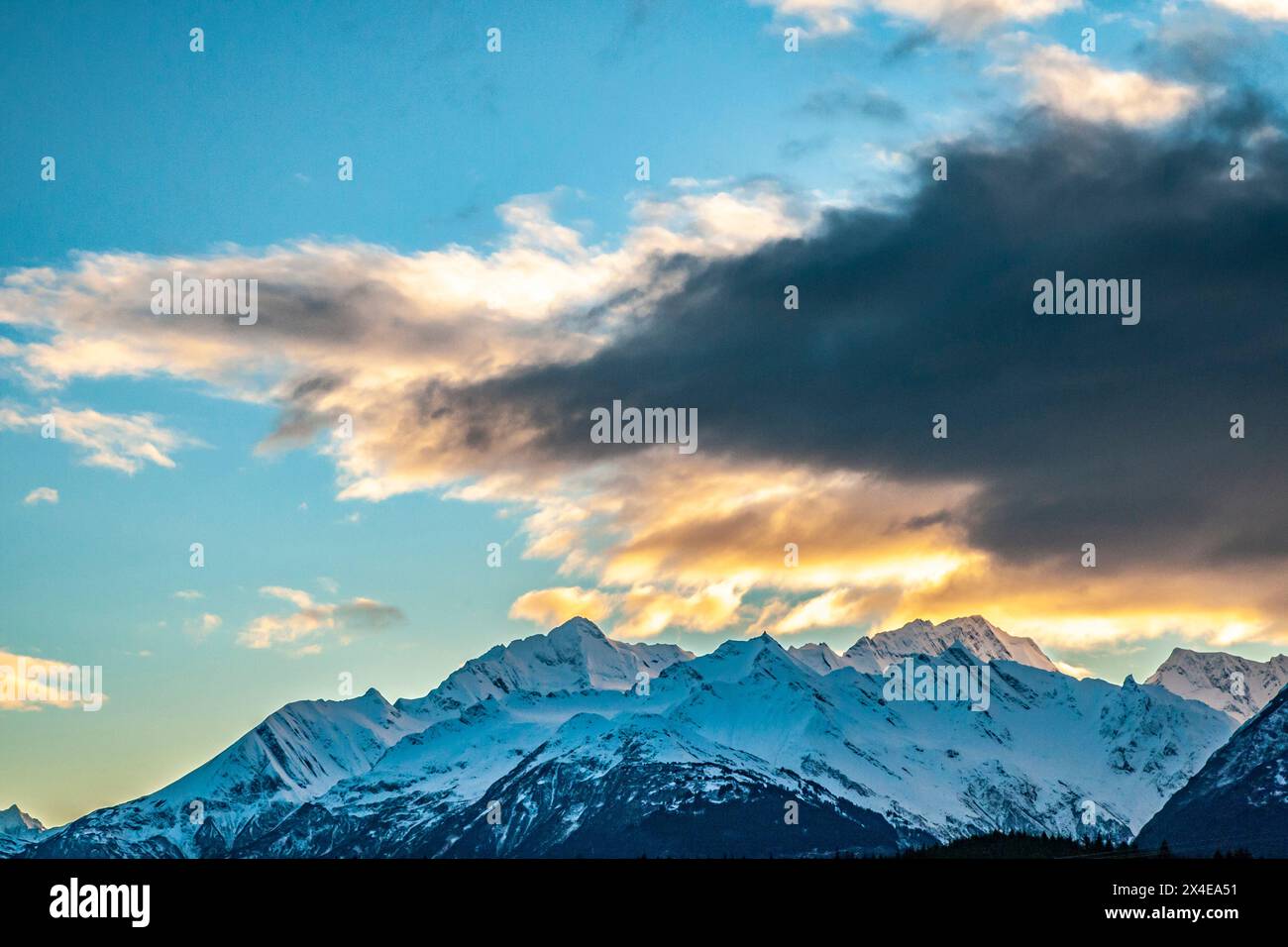 États-Unis, Alaska, vallée de la rivière Chilkat. Paysage de montagne et nuages au coucher du soleil. Banque D'Images