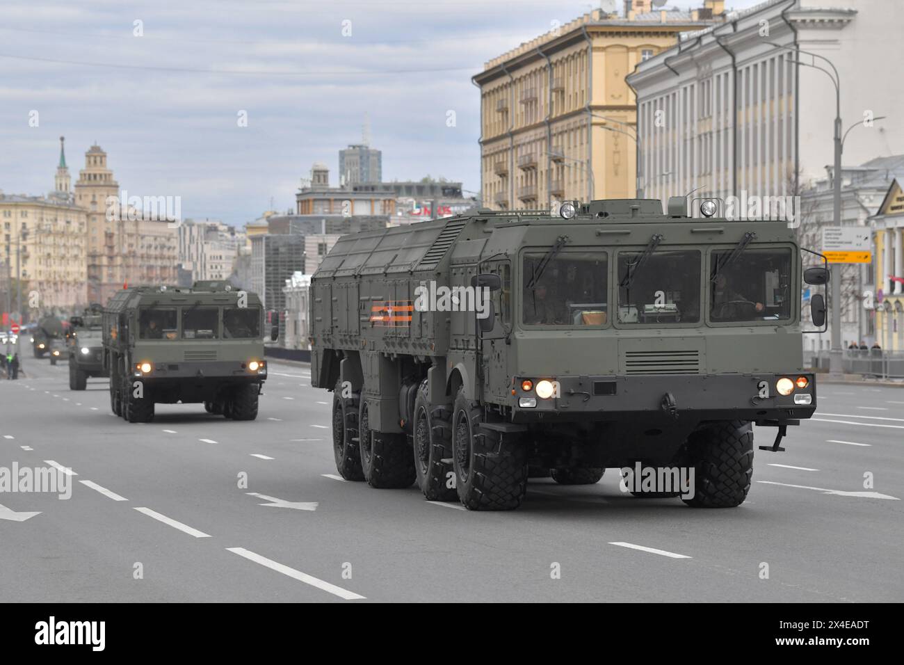 Moscou, Russie. 2 mai 2024. Les lanceurs russes de systèmes de missiles balistiques mobiles à courte portée Iskander conduisent le long d'une rue pour assister à une répétition du défilé militaire du jour de la victoire à Moscou, en Russie, le 2 mai 2024. Crédit : Alexander Zemlianichenko Jr/Xinhua/Alamy Live News Banque D'Images