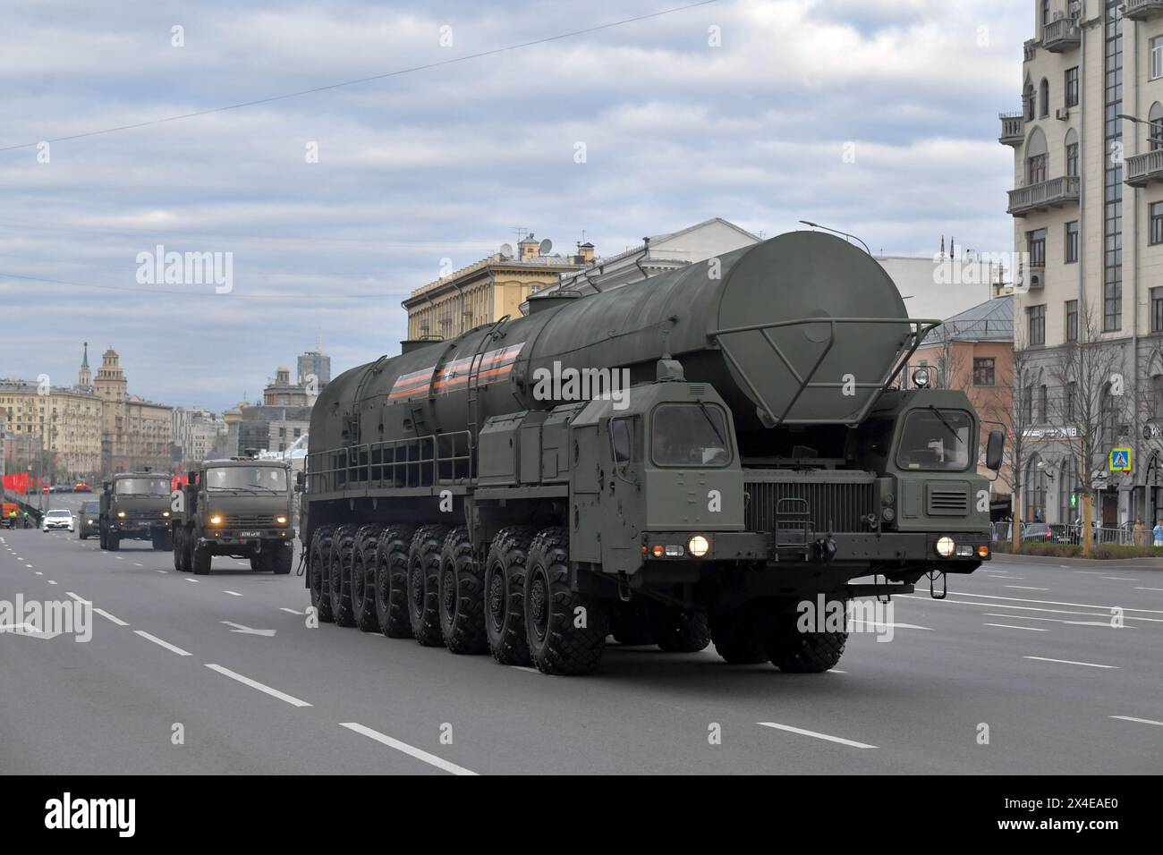 Moscou, Russie. 2 mai 2024. Un lance-missiles russe roule le long d'une rue pour assister à une répétition du défilé militaire du jour de la victoire à Moscou, en Russie, le 2 mai 2024. Crédit : Alexander Zemlianichenko Jr/Xinhua/Alamy Live News Banque D'Images