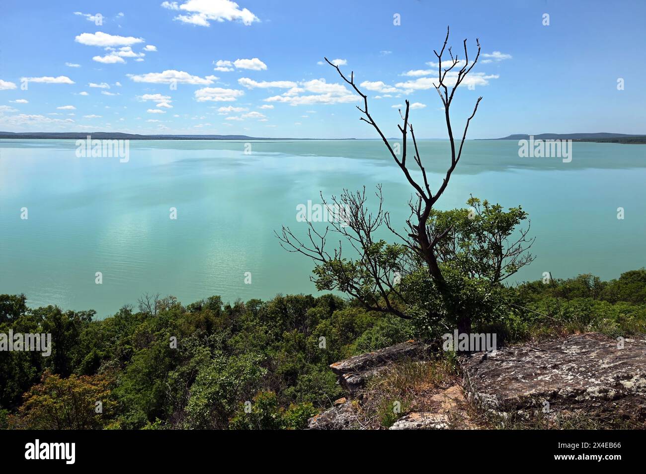 Vue panoramique sur le lac Balaton avec des eaux turquoises et une végétation luxuriante depuis le sentier de randonnée sur la péninsule de Tihany en été Banque D'Images