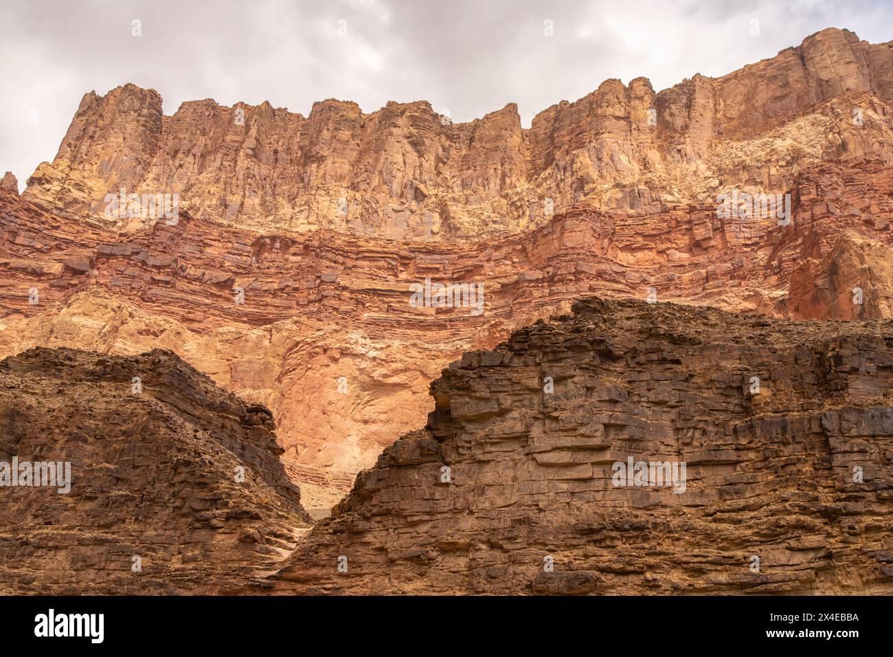 États-Unis, Arizona, parc national du Grand Canyon. paysage avec des formations de falaises de canyon. Banque D'Images