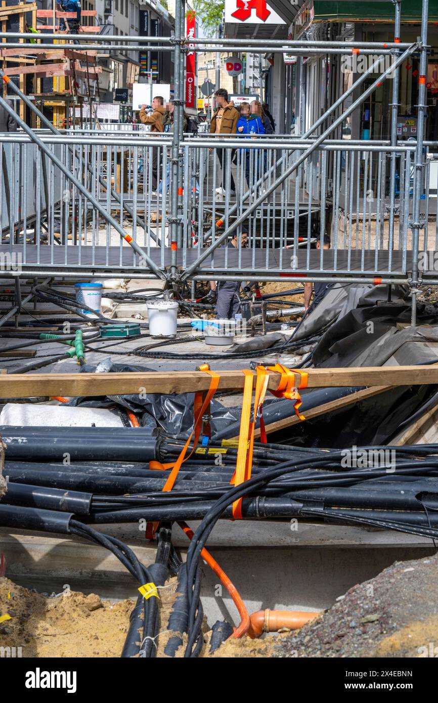 Les lignes d'approvisionnement, posées sous terre, sont exposées lors d'un projet de construction, Bochum, NRW, Allemagne Banque D'Images