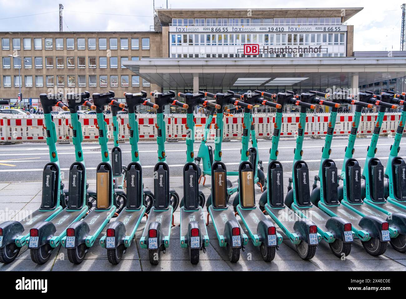 Place de parking pour e-scooters à la gare principale, fournisseur Tier, en partage e-scooter avec Ruhrbahn, Essen, NRW, Allemagne, Banque D'Images