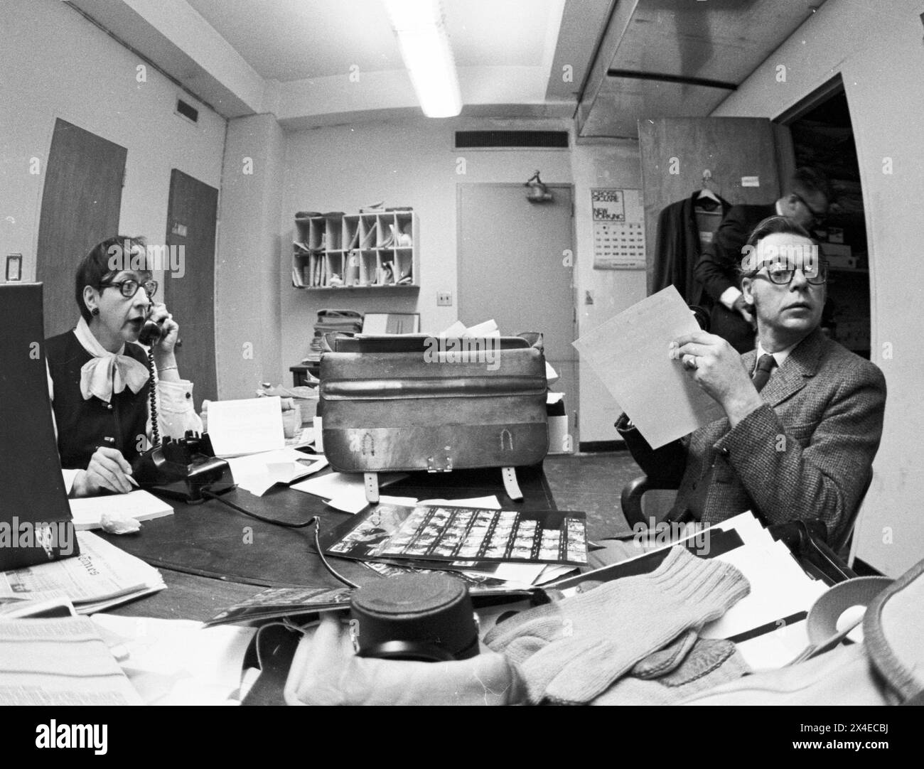 Les photographes Charlotte Brooks et Phillip Harrington dans la salle de travail de look Magazine, 1969 Banque D'Images