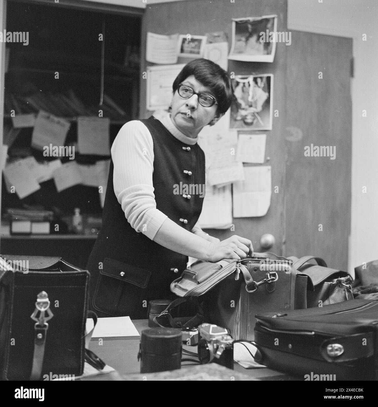 Charlotte Brooks, photographe, dans la salle de travail de look Magazine, 1969 Banque D'Images