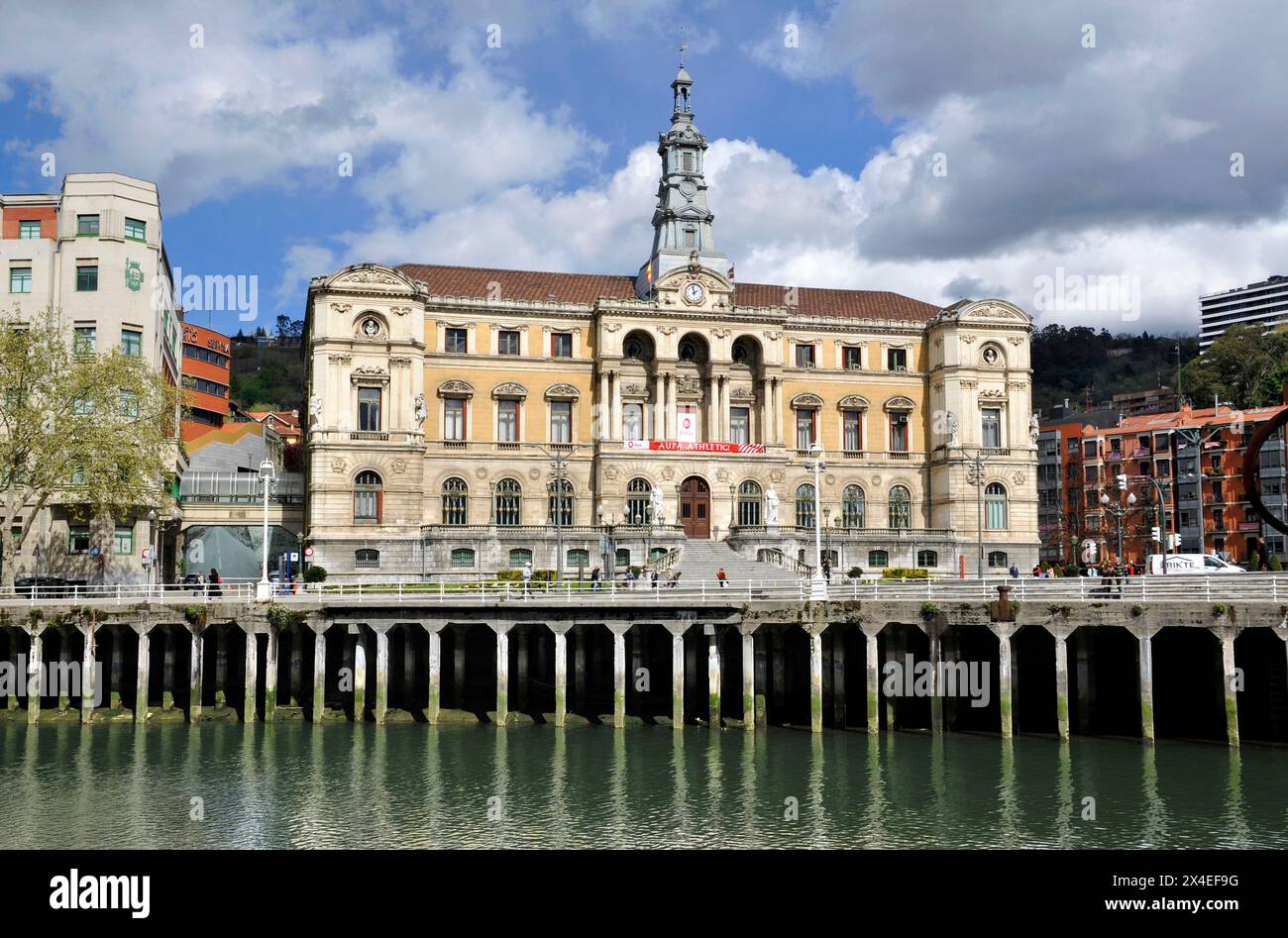 Architecture historique le long de la rivière Nervion à Bilbao, Espagne, Europe, Banque D'Images