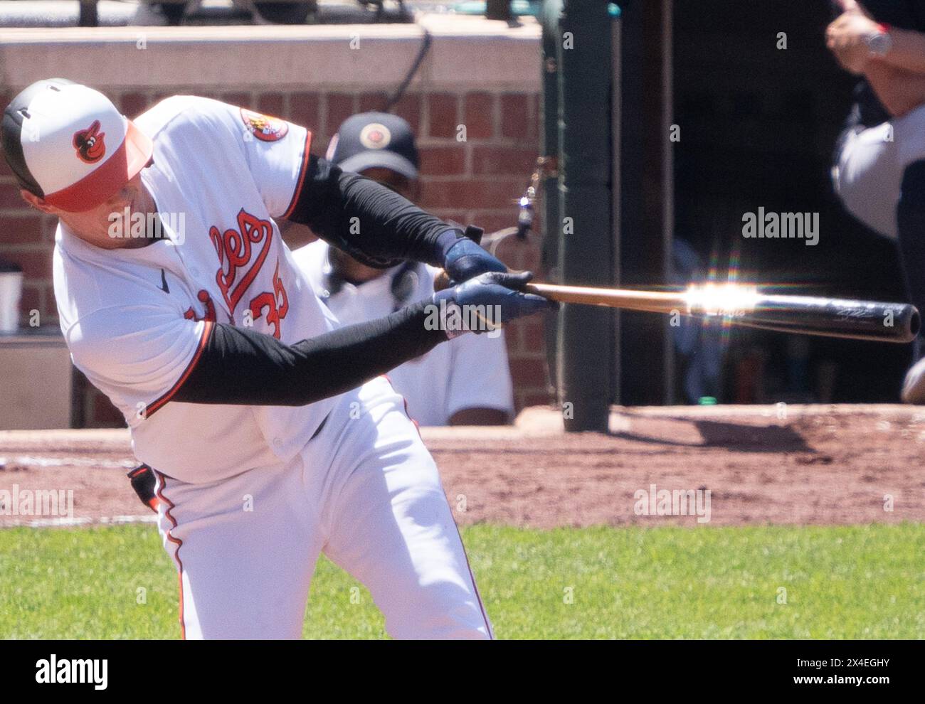 Baltimore, États-Unis. 02 mai 2024. BALTIMORE, MD - MAI 02 : la lumière du soleil brille sur la batte du catcheur des Orioles de Baltimore Adley Rutschman (35) lors d'un match MLB entre les Orioles de Baltimore et les Yankees de New York, le 2 mai 2024, à Orioles Park à Camden Yards, à Baltimore, Maryland. (Photo de Tony Quinn/SipaUSA) crédit : Sipa US/Alamy Live News Banque D'Images