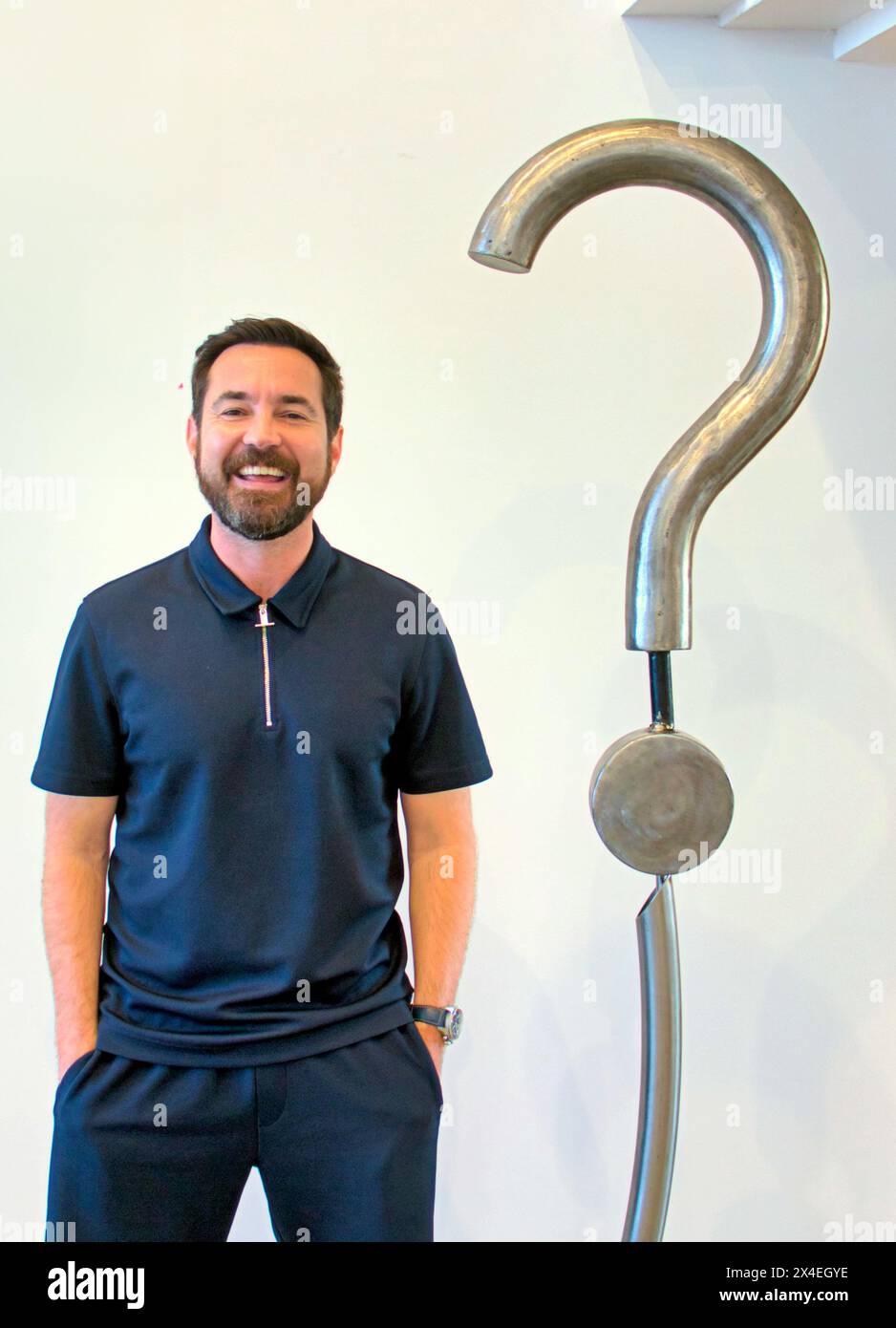 Greenock, Glasgow, Écosse, Royaume-Uni. 2 mai, 2024 : Martin Compston au Wyllieum comme il a payé une visite promotionnelle rapide au nouveau lieu dédié à l'artiste george wylie comme george il est de la ville. Le musée est dédié à ses œuvres. Crédit Gerard Ferry /Alamy Live News Banque D'Images