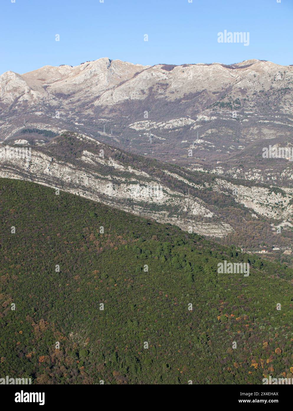 Hiver dans les montagnes, beau paysage de montagne. Vue sur la crête de la montagne et les arbres verts. Budva, Monténégro. Europe. Vertical Banque D'Images