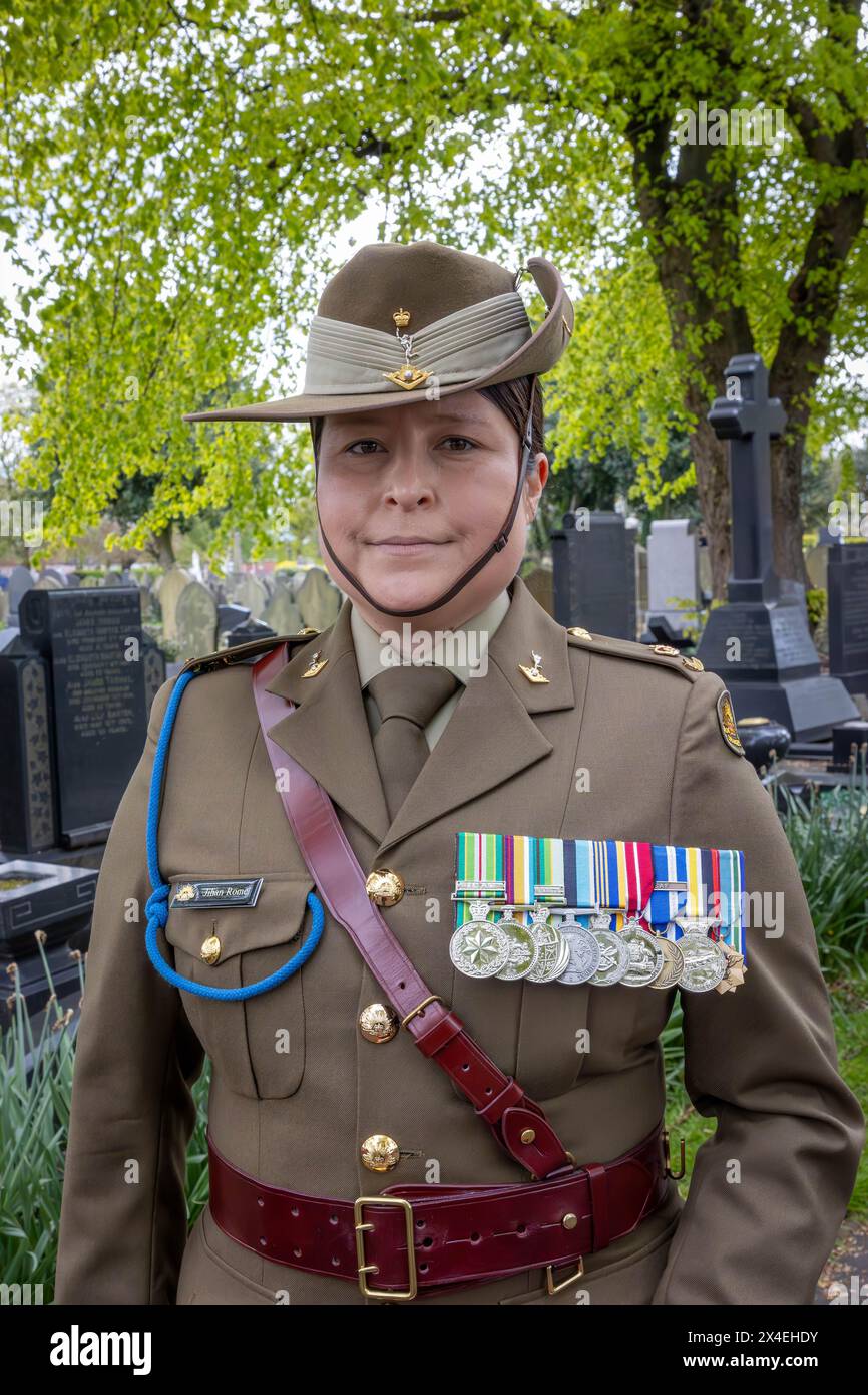 ANZAK Day 2024 a été célébré dans Soldier's Corner au cimetière de Warrington le 28 avril. Le major Jihan Rome représentait la Force de défense australienne Banque D'Images