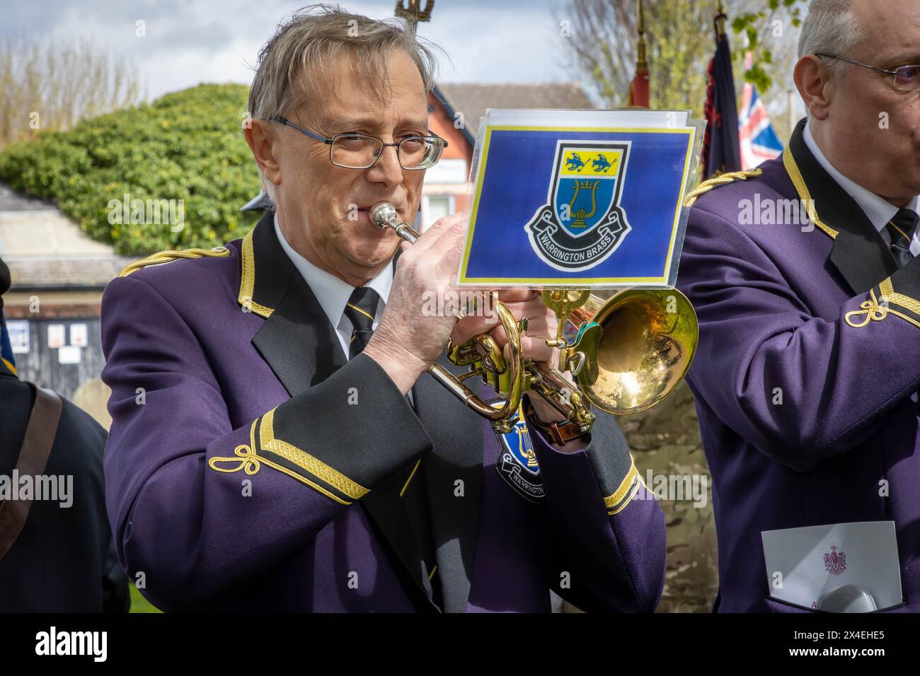 Kelvin Dean du Warrington Brass Band joue The Last Post and Reveille au ANZAK Day 2024 au cimetière de Warrington le 28 avril Banque D'Images