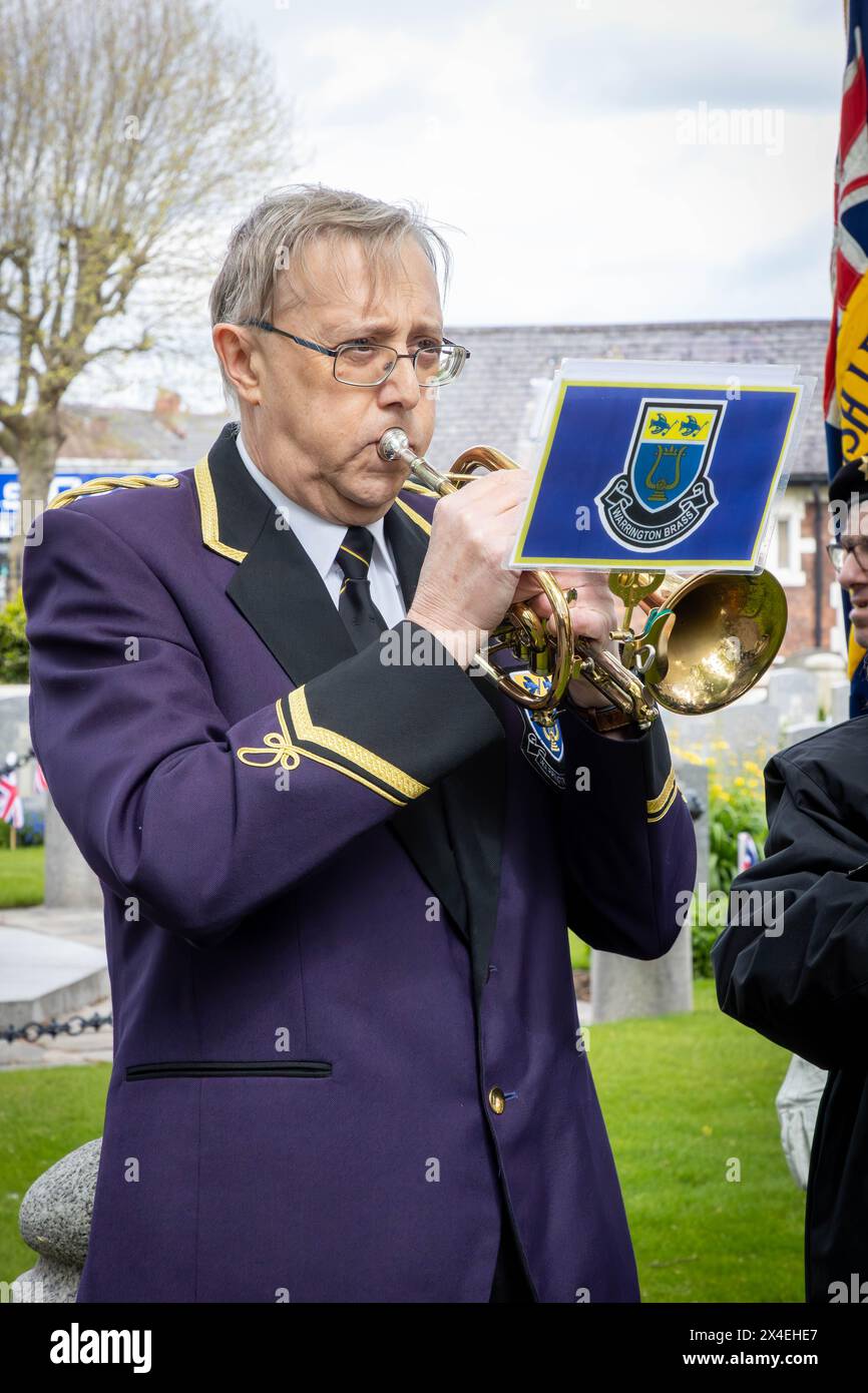 Kelvin Dean du Warrington Brass Band joue The Last Post and Reveille au ANZAK Day 2024 au cimetière de Warrington le 28 avril Banque D'Images