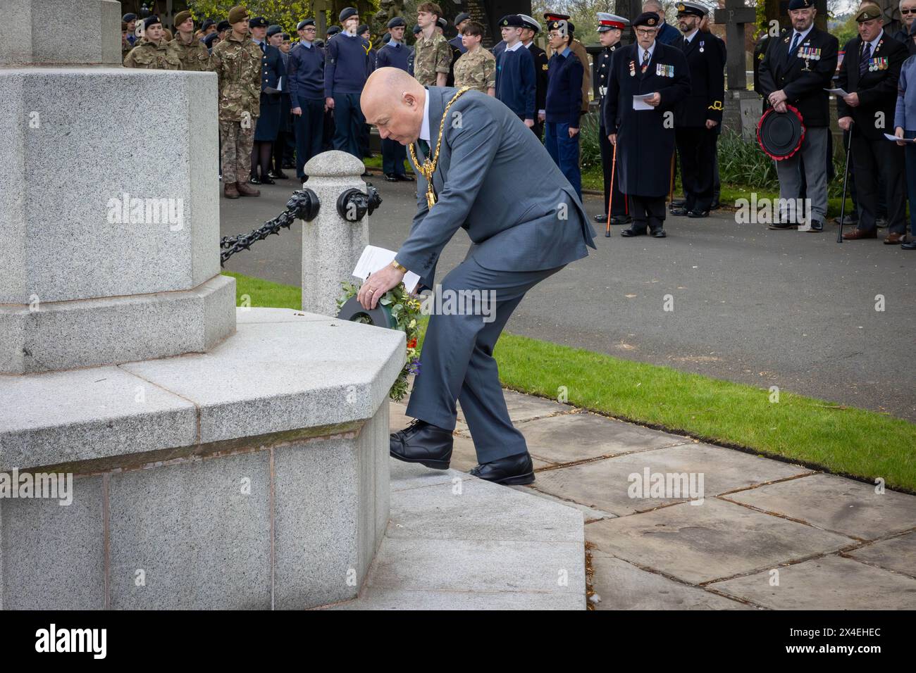 Le maire de Warrington, Cllr Steve Wright, dépose une couronne le jour ANZAK 2024 au Soldier's Corner au cimetière de Warrington le 28 avril Banque D'Images