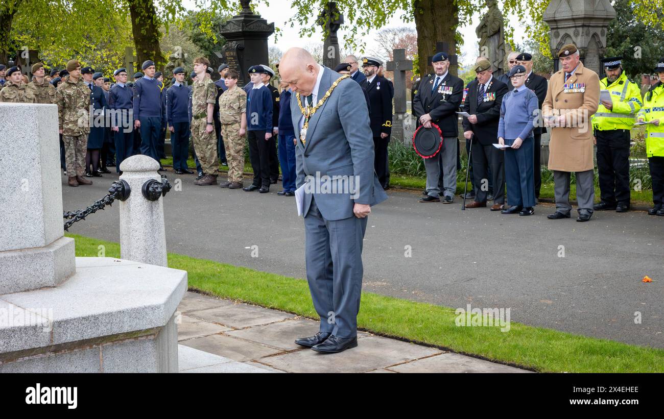 Le maire de Warrington, Cllr Steve Wright, dépose une couronne le jour ANZAK 2024 au Soldier's Corner au cimetière de Warrington le 28 avril Banque D'Images