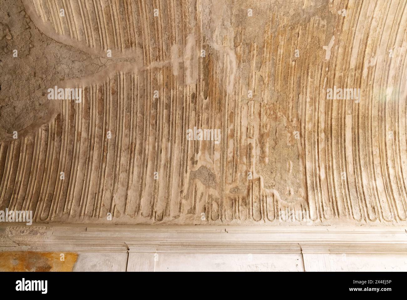 Ingénierie romaine ; rainures dans le plafond des bains thermaux de Pompéi pour la condensation de l'eau pour couler le long des murs ; bains de Pompéi ruines, Pompéi Italie. Banque D'Images