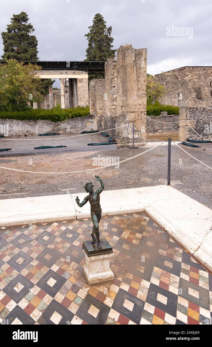 Villa Pompéi, Maison du Faun, ou Casa del Fauno, Pompéi ; Statue (réplique) et mosaïque (originale) dans la cour ; ruines romaines, Pompéi Italie. Banque D'Images