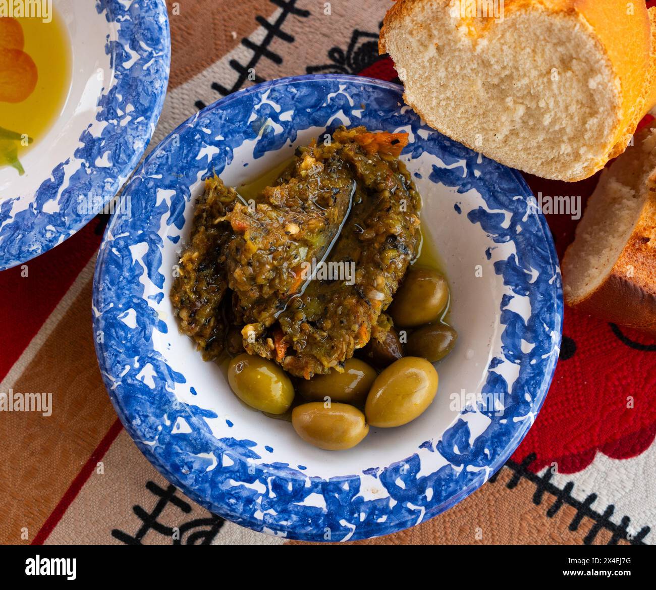 Salade de Mechouia tunisienne servie avec du pain Banque D'Images