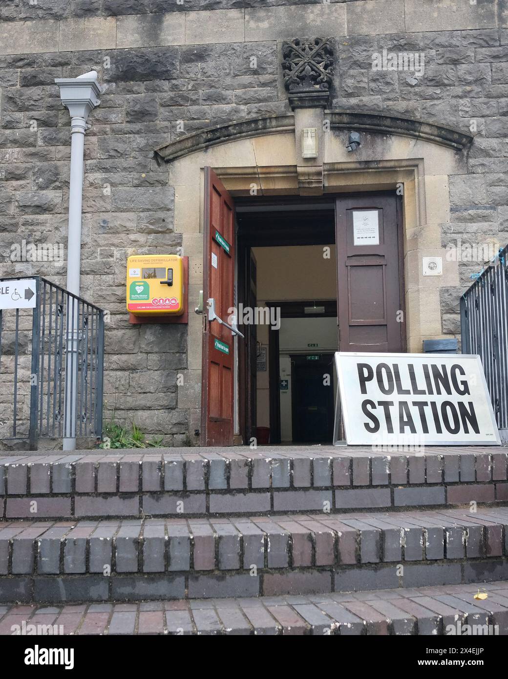 Mai 2024 - poste de sondage à la Maison de l'église le village de Cheddar, Somerset, Angleterre, Royaume-Uni. Banque D'Images