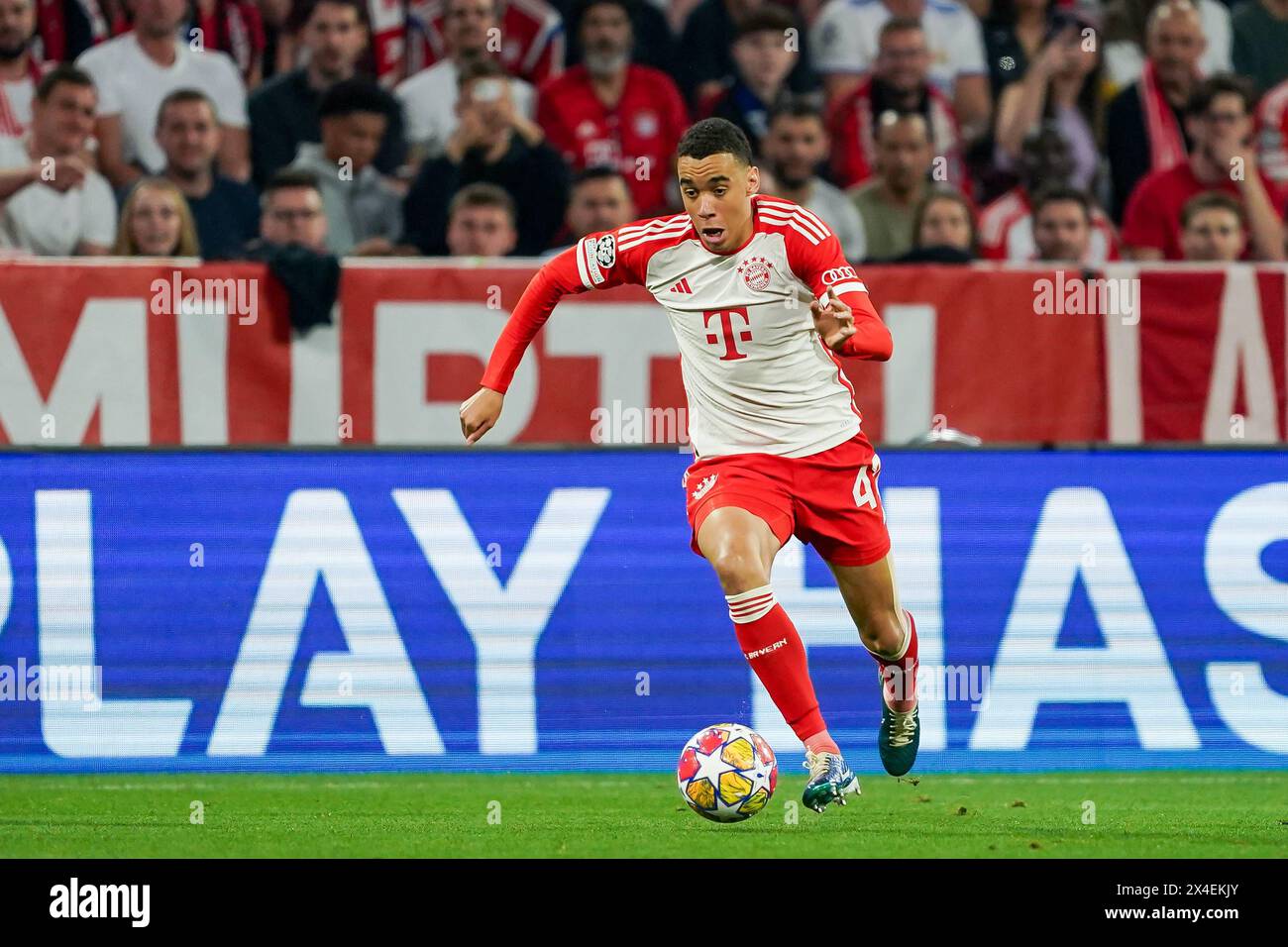 30 avril 2024 : Allianz Arena, Munich, Allemagne : Jamal Musiala (42 Bayern Munich) contrôle le ballon lors de la demi-finale de l'UEFA Champions League entre le FC Bayern Munich et le Real Madrid à l'Allianz Arena de Munich, Allemagne. Banque D'Images