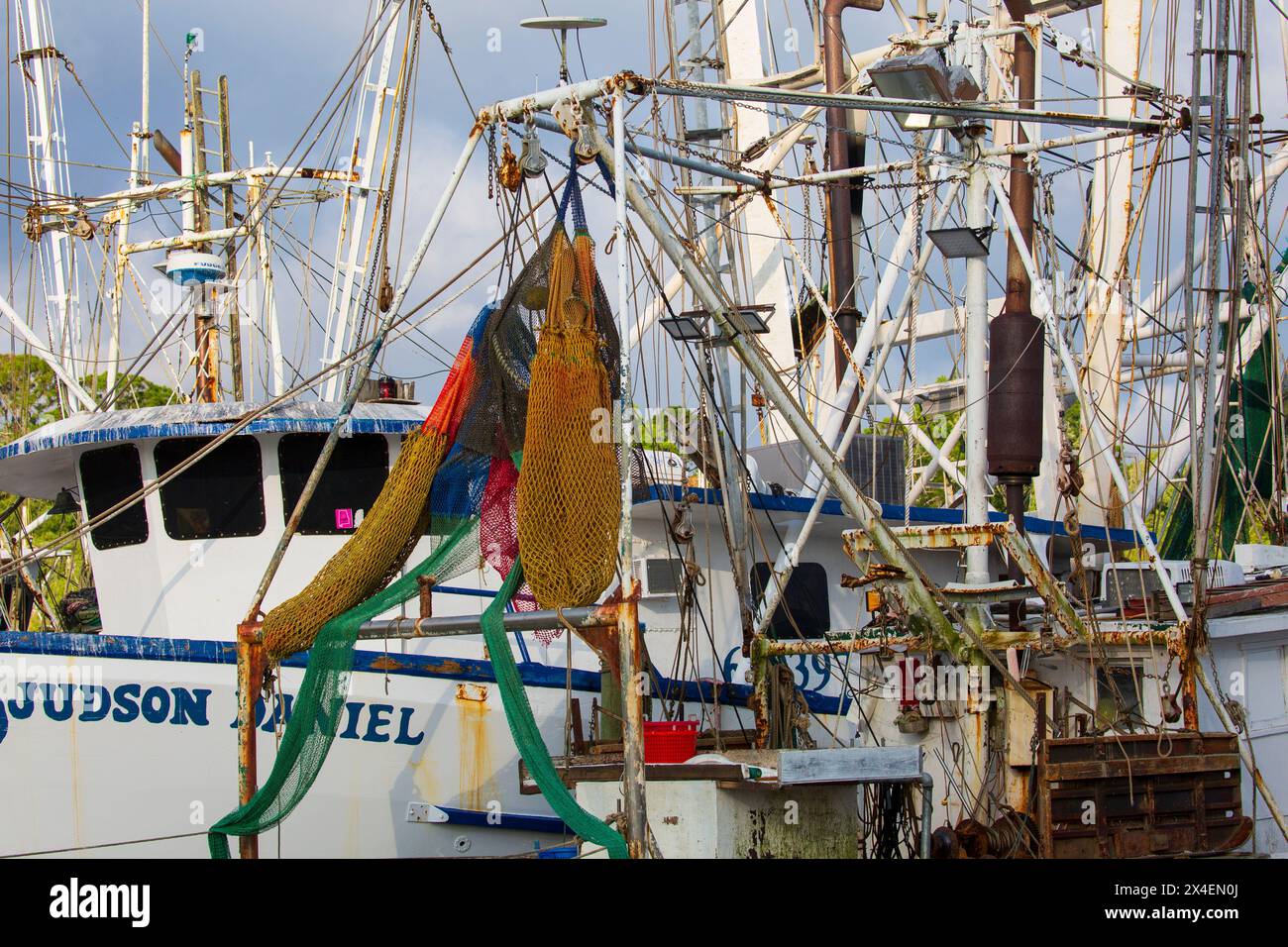 États-Unis, Floride, Apalachicola. Bateau à crevettes avec des filets colorés au quai. (Usage éditorial uniquement) Banque D'Images
