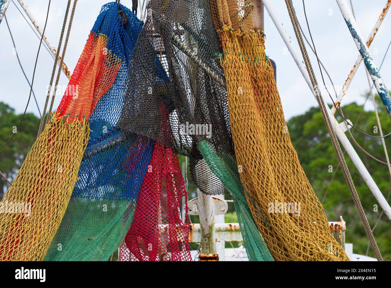 États-Unis, Floride, Apalachicola. Bateau à crevettes avec des filets colorés au quai. Banque D'Images