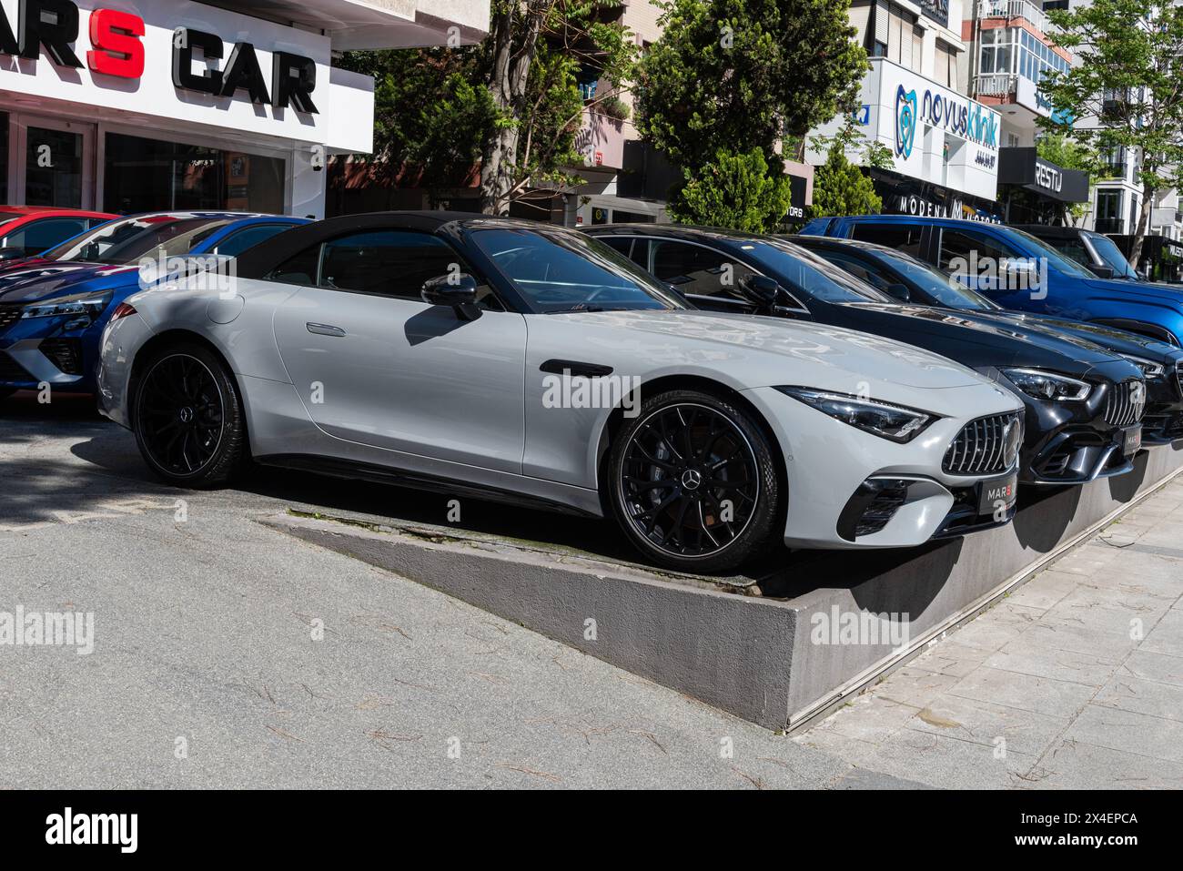 ISTANBUL, TURQUIE - 12 AVRIL 2024 : Mercedes Benz SL43 AMG dans le showroom. Banque D'Images