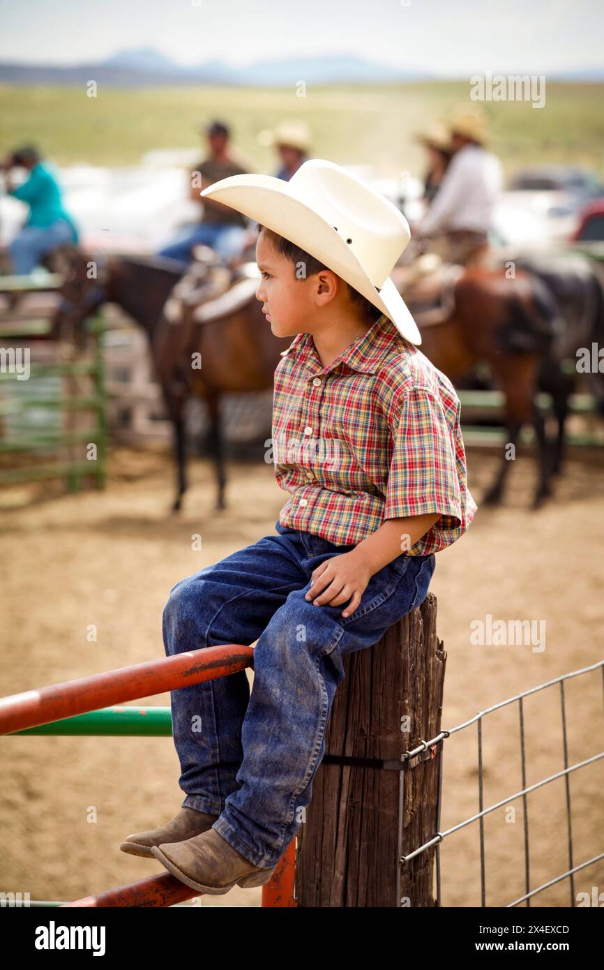 Galisteo, Nouveau-Mexique, États-Unis. Petit cow-boy sur la clôture. (Usage éditorial uniquement) Banque D'Images