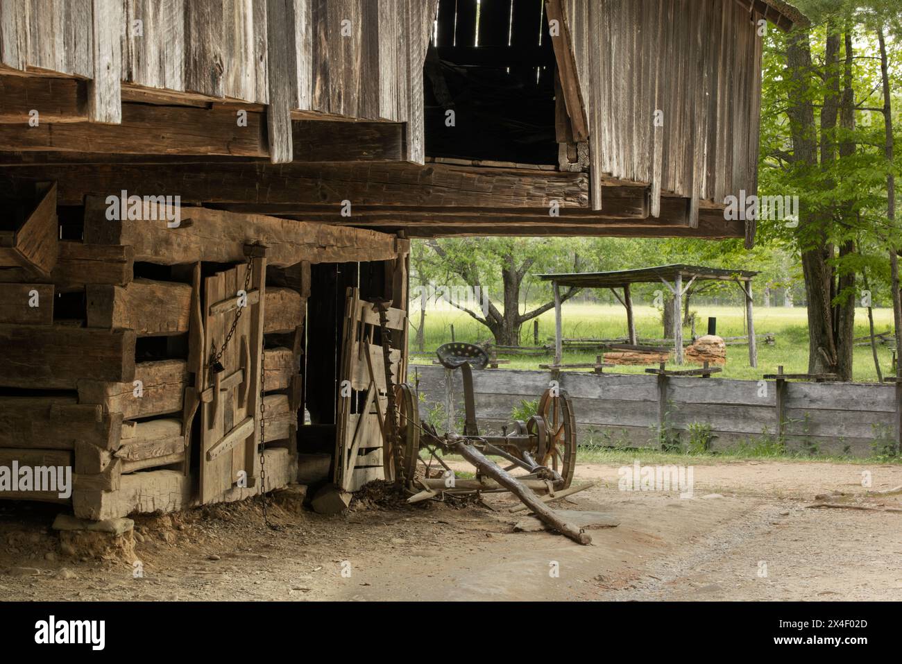 Grange historique et râteau à foin, Cades Cove, parc national des Great Smoky Mountains, Tennessee Banque D'Images