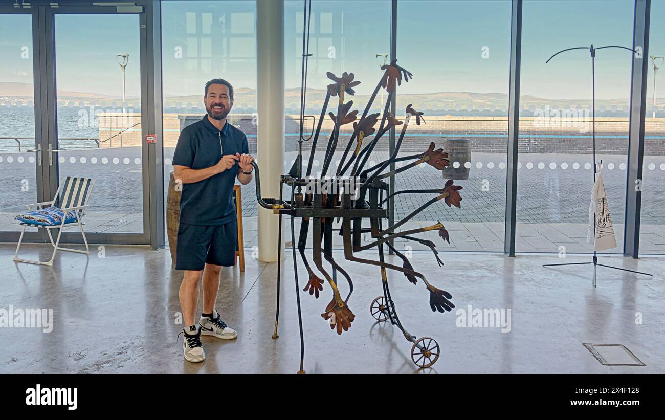 Greenovk, Glasgow, Écosse, Royaume-Uni. 2 mai, 2024 : Martin Compston au Wyllieum comme il a payé une visite promotionnelle rapide au nouveau lieu dédié à l'artiste george wylie comme george il est de la ville. Le musée est dédié à ses œuvres. Crédit Gerard Ferry /Alamy Live News Banque D'Images