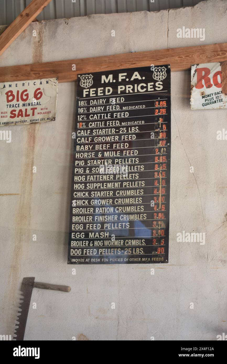 Spencer, Missouri, États-Unis, 4-13-24. Un vieux panneau est accroché dans le magasin d'aliments et de semences de la ville restaurée de Spencer. Le panneau indique les anciens prix MFA. Banque D'Images
