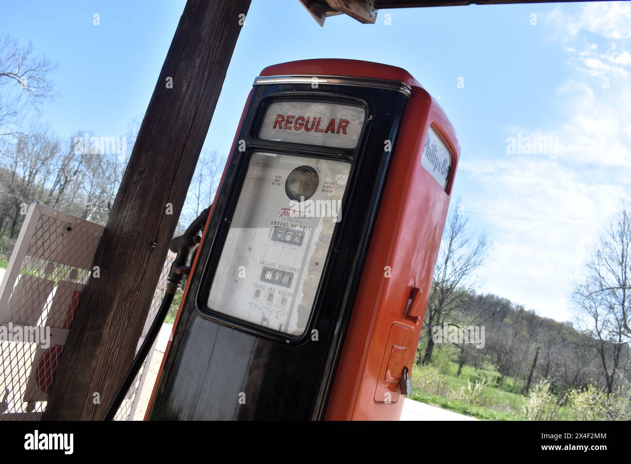 Spencer, Missouri, États-Unis - 13/04/24. Une ancienne pompe à essence se trouve dans une ancienne station-service Phillips 66 située sur la vieille route historique 66. Banque D'Images