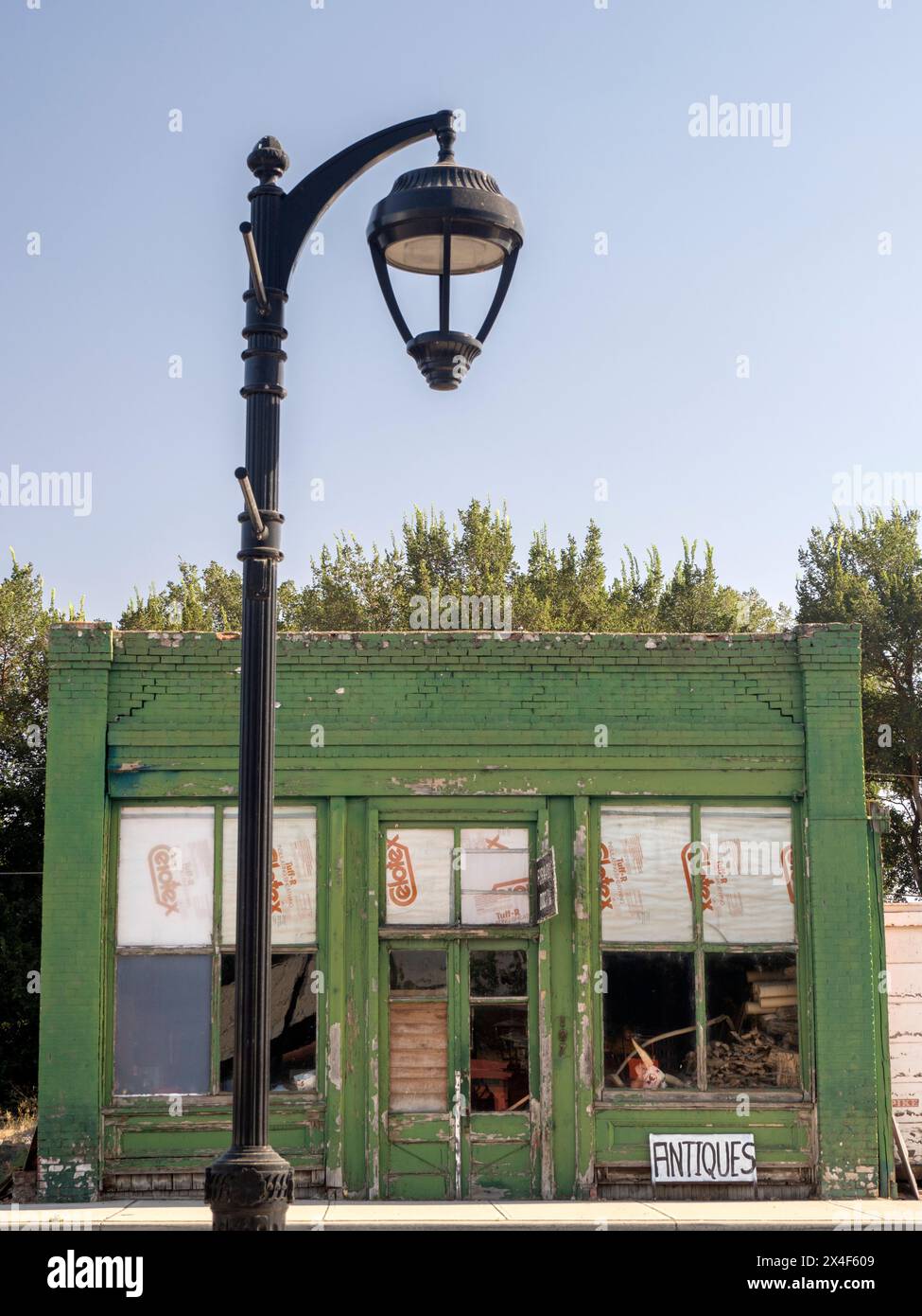 Un vieux lampadaire et ancien magasin d'antiquités devant dans une ville dans la Palouse. (Usage éditorial uniquement) Banque D'Images