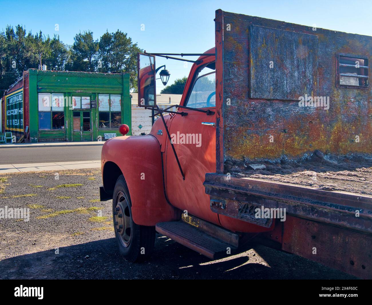 Vieux camion rouge garé en face d'une ancienne façade de magasin dans une ville dans la Palouse. Banque D'Images