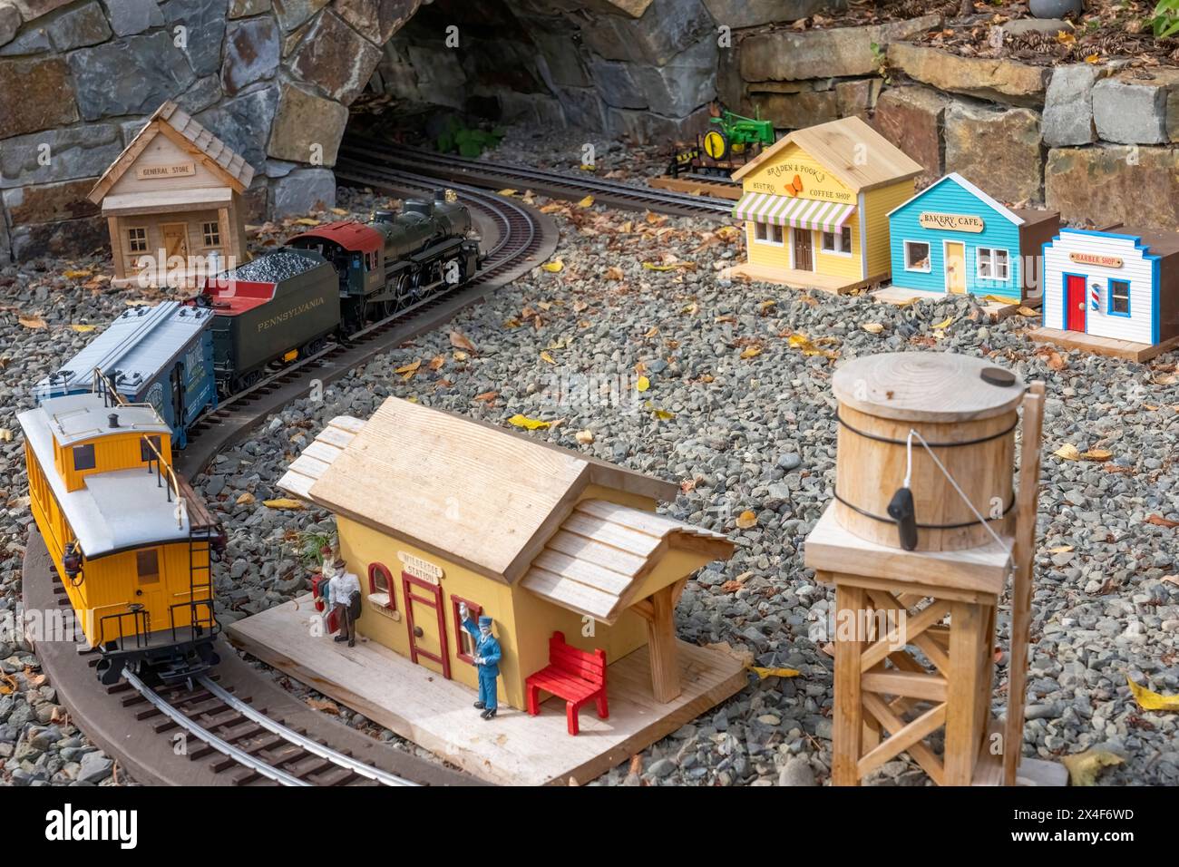 Port Townsend, État de Washington, États-Unis. Petit train et village, avec château d'eau et gare, situé à l'extérieur. Banque D'Images