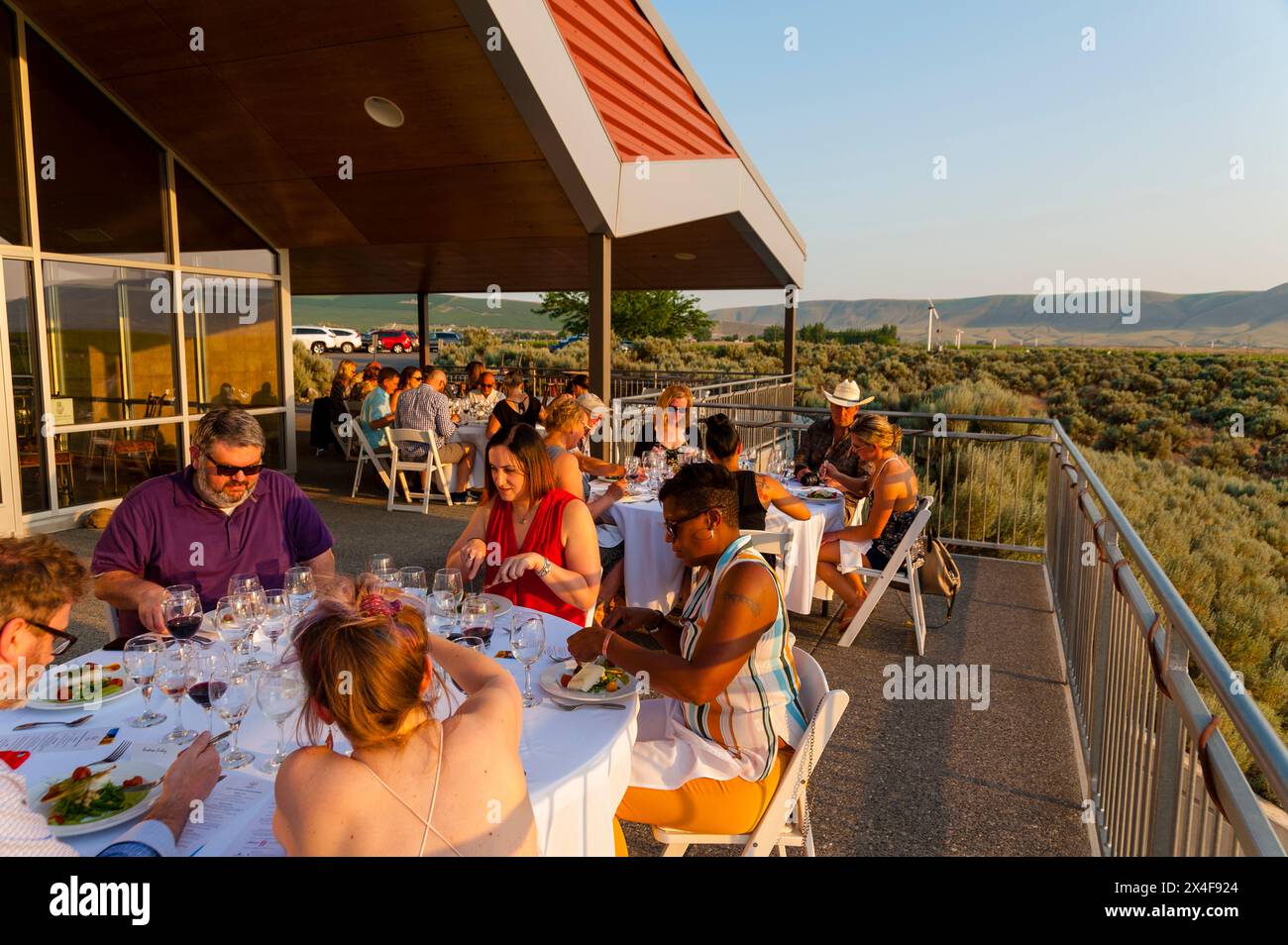 États-Unis, État de Washington, Red Mountain. Coucher du soleil sur le dîner du vigneron au vignoble Kiona Winery et au vignoble du domaine. (Usage éditorial uniquement) Banque D'Images