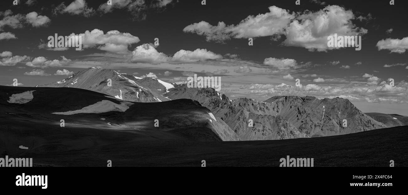 USA, Wyoming. Paysage panoramique noir et blanc du pic de Franc, montagnes Absaroka Banque D'Images