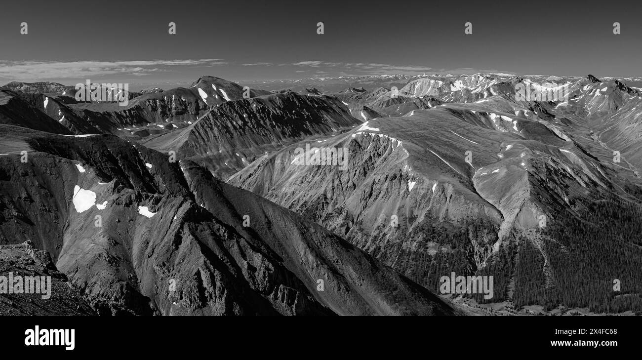 USA, Wyoming. Paysage panoramique noir et blanc des montagnes Absaroka. Banque D'Images
