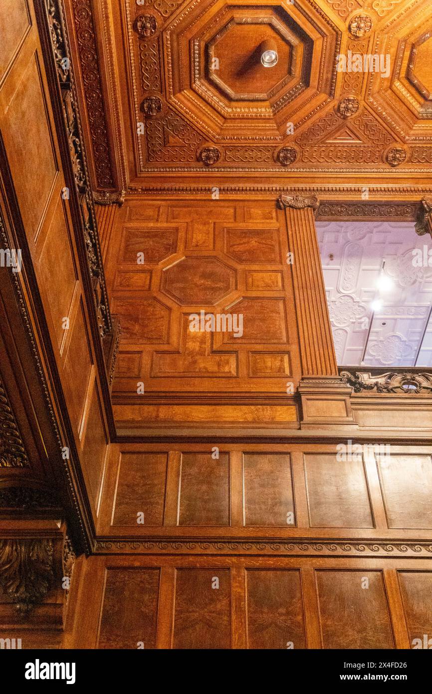 Détail de lambris d'escalier dans le manoir Andrew Carnegie, maison historique et musée, Upper East Side, Manhattan, New York City, États-Unis Banque D'Images