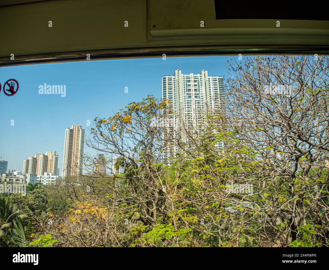 02 25 2024 de nombreux bâtiments à plusieurs étages sont maintenant passés par la fenêtre du monorail tout en voyageant à 30 pieds de haut quelque part à Lower Parel Area, Banque D'Images