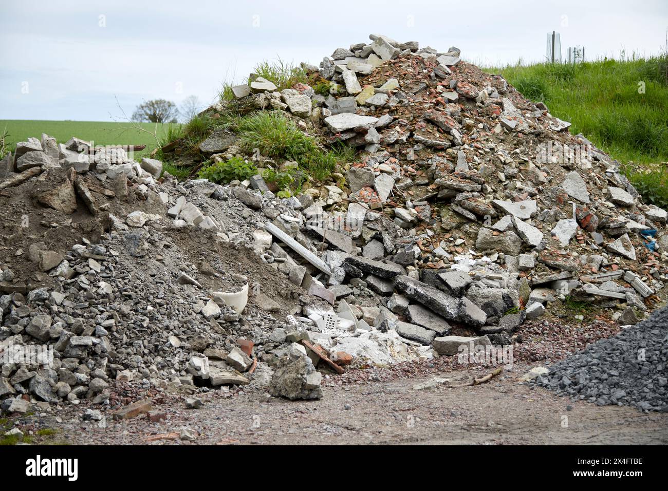 un grand tas de gravats de construction avec des restes de pierres et d'asphalte Banque D'Images