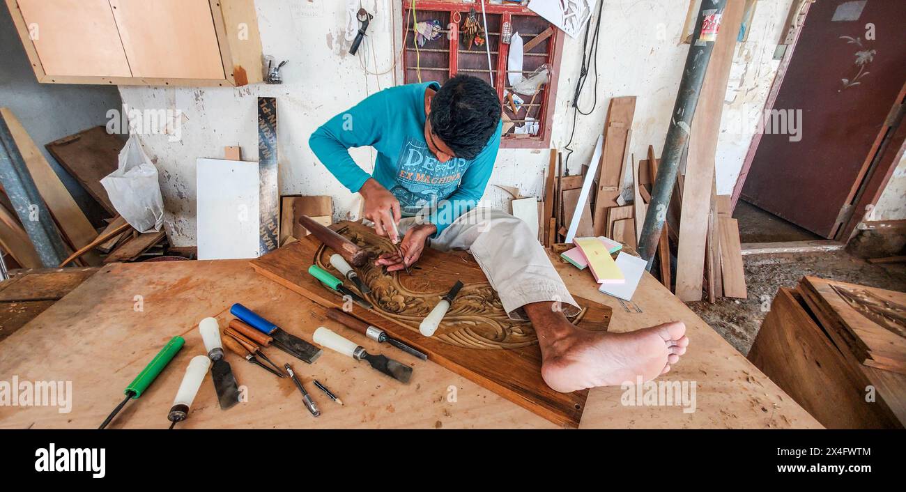 Sculpteur de bois et artisan dans l'usine de construction navale de dhow de sur, Ash Sharqiyah, Oman Banque D'Images