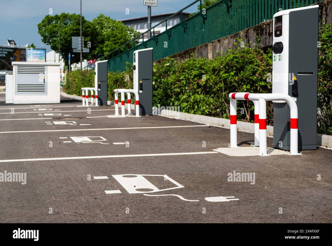 Parkplatz mit Ladesäulen für e-Autos, Piktogramm, Düsseldorf, Deutschland Düsseldorf Nordrhein-Westfalen Deutschland *** parking avec charge STA Banque D'Images